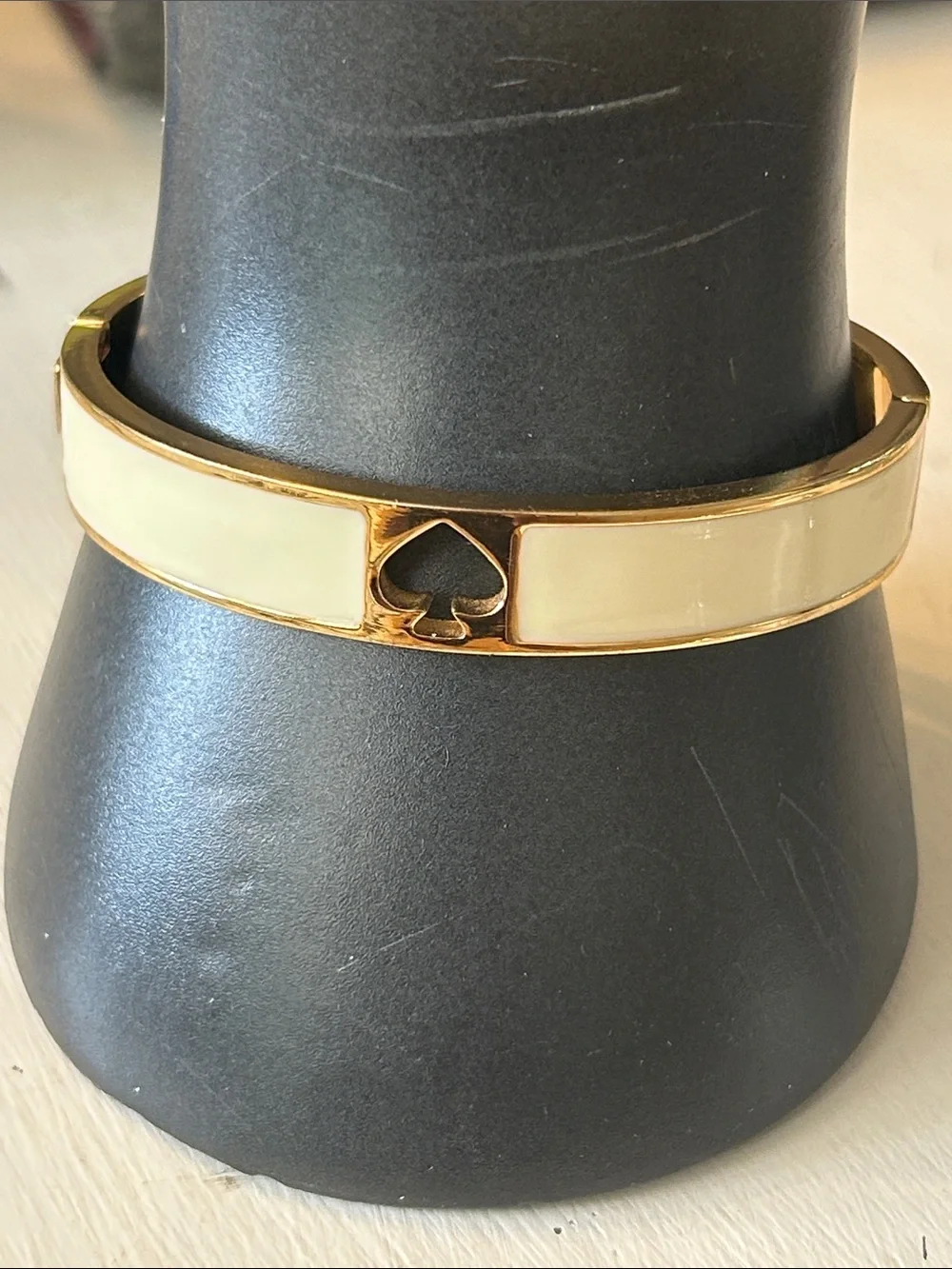 Kate Spade whole punch spade hinged bangle - Picture 2 of 6